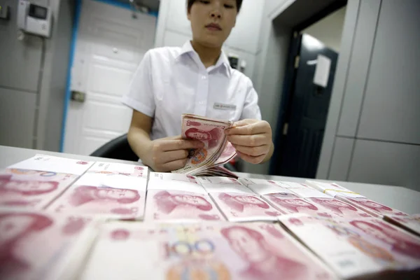Impiegato Banca Cinese Conta Banconote Rmb Renminbi Yuan Una Banca — Foto Stock