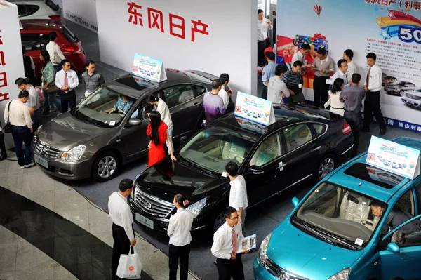 Compradores Carros Chineses Olham Para Carros Nissan Durante Festival Automóveis — Fotografia de Stock