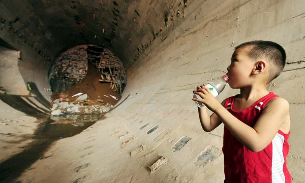 Een Chinees Kind Staat Tunnel Onder Yellow River Huanghe Middelste — Stockfoto