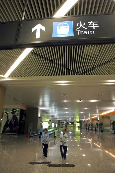 Chinese Arbeiders Schoon Grond Shanghai Hongqiao Railway Station Shanghai China — Stockfoto