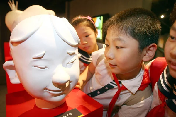 Kinesiska Barn Titta Staty Kinesisk Tecknad Figur Sanmao San Mao — Stockfoto