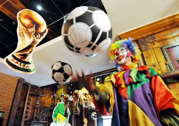 Palhaço Joga Com Balão Forma Futebol Durin Uma Celebração Para — Fotografia de Stock