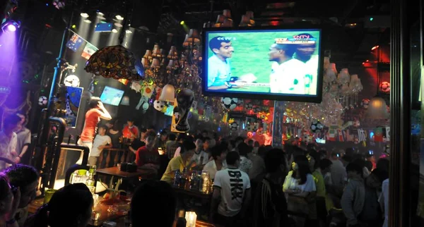 Chinesen Verfolgen Das Eröffnungsspiel Der Weltmeisterschaft 2010 Südafrika Einer Bar — Stockfoto