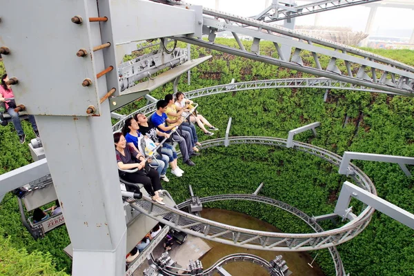 訪問者は 中国の万博公園でスイスパビリオンでティトリスマウンテンチェアリフトを取ります 2010年6月13日 — ストック写真