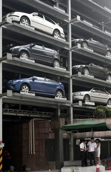 Ιδιωτικά Αυτοκίνητα Είναι Σταθμευμένα Στο Τριδιάστατο Πάρκινγκ Ένα Ξενοδοχείο Στην — Φωτογραφία Αρχείου