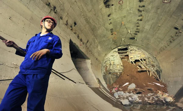 Operaio Edile Cinese Trova Nel Tunnel Sotto Fiume Giallo Huanghe — Foto Stock