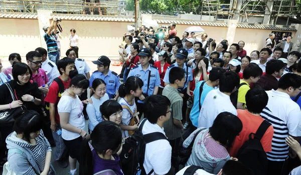 Κινεζικοί Σπουδαστές Περπατήσει Παρελθόν Αστυνομικοί Που Φυλάνε Μετά Την Πρώτη — Φωτογραφία Αρχείου