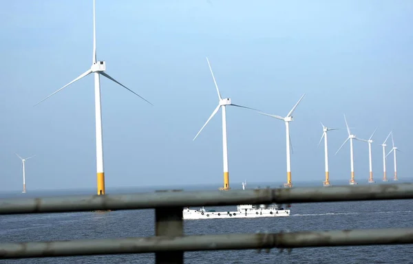 2010年6月5日 上海の上海東海橋沖合風力発電所での風力タービンの眺め — ストック写真