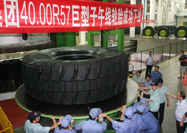 Kínai Munkások Megpróbál Hoz Mozog Egy Hatalmas Gumiabroncs Gumiabroncs Gyári — Stock Fotó