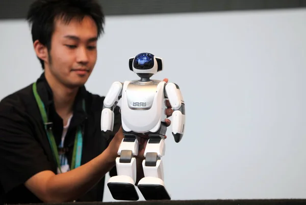 Zaměstnanci Upravují Minihumanoidní Roboty Palro Výstavišti Japonských Průmyslových Pavilonů Šanghaji — Stock fotografie