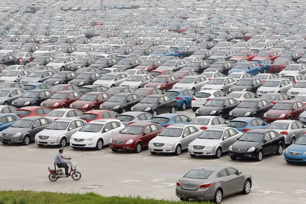 Guardia Seguridad Chino Pasea Más Allá Filas Coches Buick Chevrolet — Foto de Stock