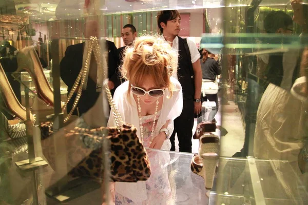 Cantante Pop Japonés Ayumi Hamasaki Visto Comprando Una Boutique Admiralty — Foto de Stock