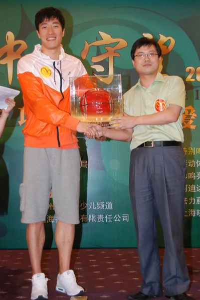Estrella China Liu Xiang Posa Con Postor Durante Evento Benéfico — Foto de Stock