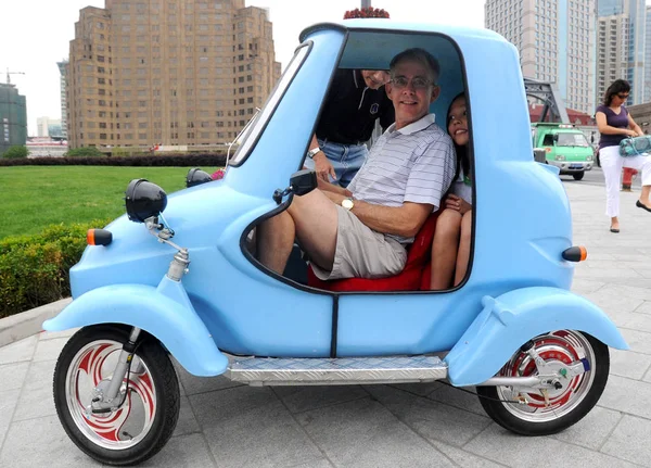 Een Buitenlander Probeert Een Mini Elektrische Auto Gemaakt Door Zhang — Stockfoto