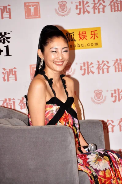 日本の女優常盤貴子は 2010 上海に 上海国際映画祭の記者会見見てください — ストック写真