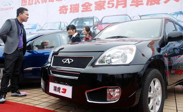 Los Compradores Automóviles Chinos File Miran Chery Tiggo Durante Una — Foto de Stock