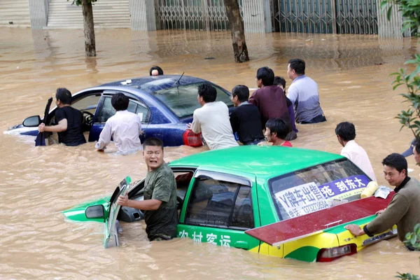 Chinesische Männer Versuchen Zwei Autos Einer Überfluteten Straße Bezirk Malong — Stockfoto