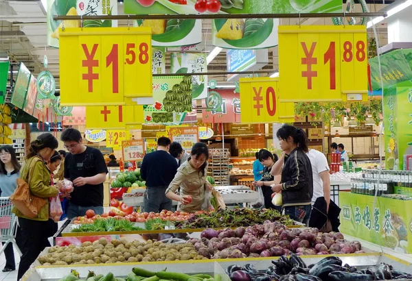 Покупатели Покупают Овощи Супермаркете Наньтуне Восточная Провинция Цзянсу Июня 2010 — стоковое фото