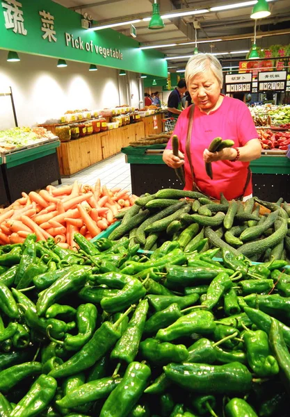 Une Vieille Chinoise Vend Des Légumes Dans Supermarché Yichang Dans — Photo
