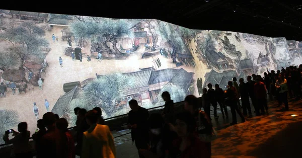 Besucher Betrachten Die Projektion Des Gemäldes Flussszene Beim Qingming Festival — Stockfoto