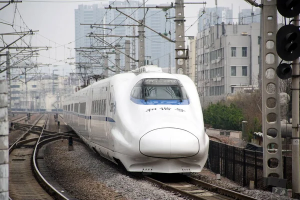 Crh China Railway High Speed Pociąg Biegnie Torze Qingdao Miasta — Zdjęcie stockowe