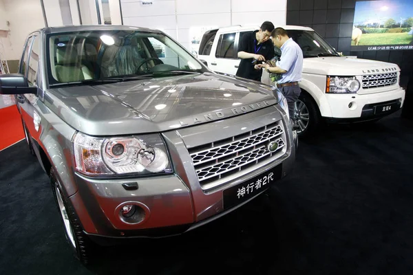 Comprador Carro Chinês Conversa Com Vendedor Entre Land Rover Discovery — Fotografia de Stock