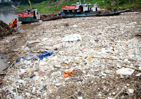 2010년 25일 윤양현 삼협곡 저수지에 양쯔강에 쓰레기를 청소하는 노동자들 — 스톡 사진
