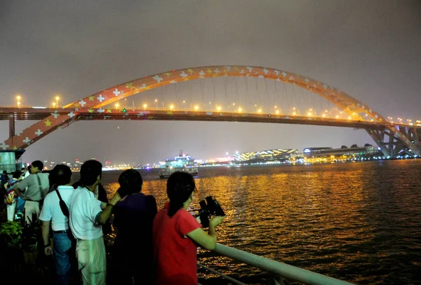 2010年9月13日 代表中国和瑞士的黄星和白色十字架照亮了中国上海黄浦江上的六浦大桥 — 图库照片