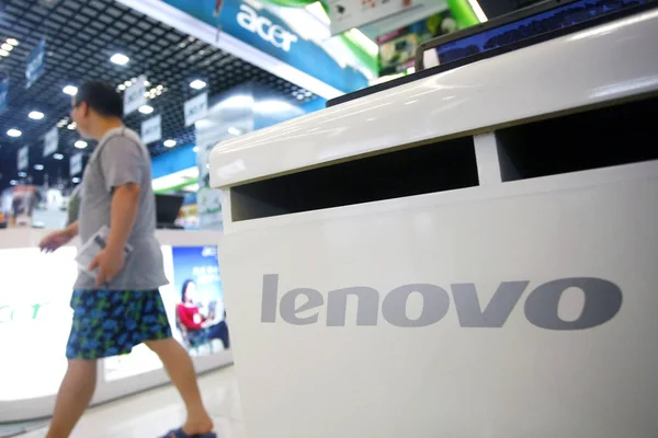 中国の顧客は 中国のデジタル製品モールでレノボのブースを通り過ぎる 2010年8月31日 — ストック写真