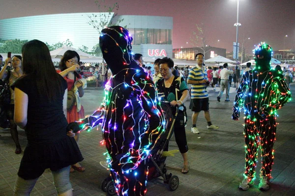 Visitantes Olham Para Dois Artistas Vestindo Ternos Luzes Led Frente — Fotografia de Stock