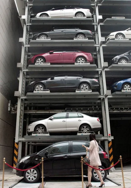 Ιδιωτικά Αυτοκίνητα Είναι Σταθμευμένα Στο Τριδιάστατο Πάρκινγκ Ένα Ξενοδοχείο Στην — Φωτογραφία Αρχείου