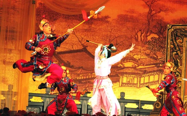 Artistas Ópera Beijing Actúan Teatro Ciudad Heihe Noreste Provincia Chinas —  Fotos de Stock