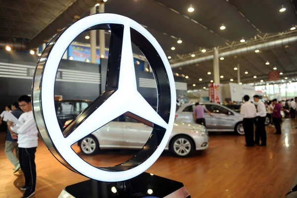 Επισκέπτες Δείχνουν Αυτοκίνητα Της Mercedes Benz Κατά Διάρκεια Μιας Εκπομπής — Φωτογραφία Αρχείου