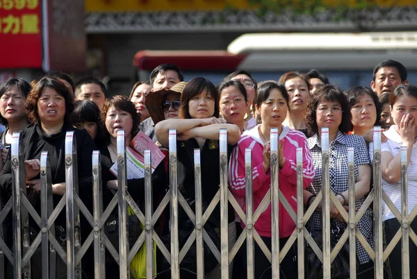 Chinesische Eltern Warten Vor Einer Schule Der Ihre Kinder Die — Stockfoto