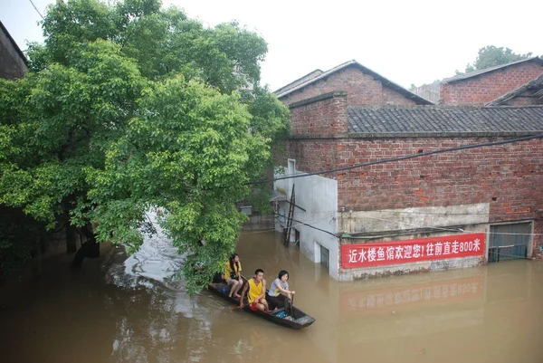 Helyi Lakosok Evakuálni Elárasztott Terület Xiangtan Város Központi Chinas Hunan — Stock Fotó