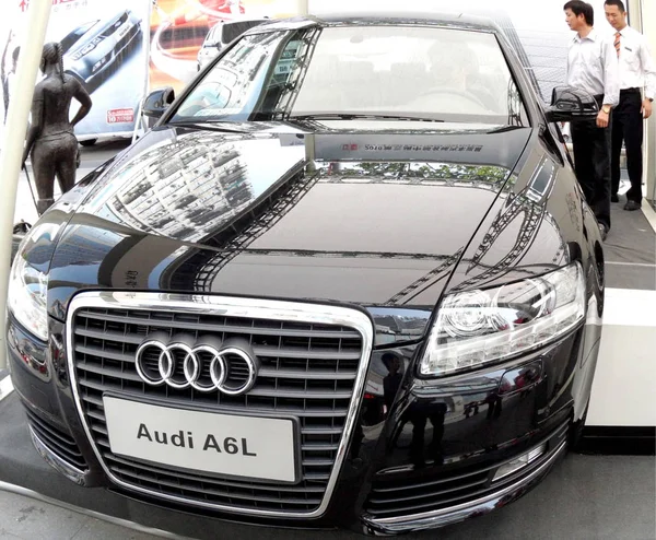 Ένας Κινέζος Αγοραστής Αυτοκινήτων Δοκιμάζει Ένα Audi A6L Κατά Διάρκεια — Φωτογραφία Αρχείου