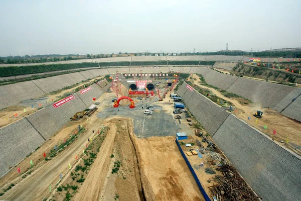 中国河南省中部の南北水流プロジェクトの中間ルートにある黄河 または黄河 下のトンネルの建設現場の眺め 2010年6月22日 — ストック写真