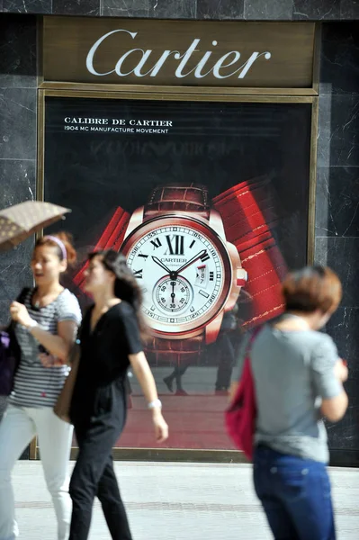 File Jovens Mulheres Chinesas Passam Por Uma Boutique Cartier Cidade — Fotografia de Stock