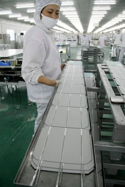 Trabajadores Fábricas Chinas Fabrican Células Fotovoltaicas Paneles Solares Planta Eoplly — Foto de Stock