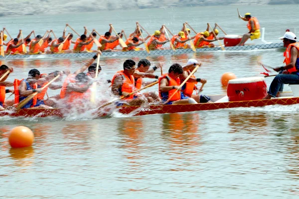 Les Participants Chinois Concourent Lors Une Course Bateaux Dragons Pour — Photo