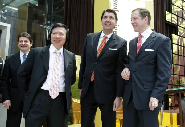 Зліва Марк Decocініс Регіональний Віце Президент Азіатсько Тихоокеанського Регіону Ritz — стокове фото