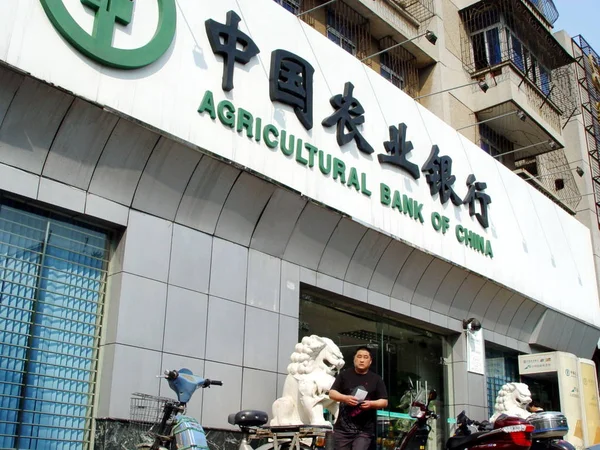 Kinesisk Man Går Förbi Gren Agricultural Bank China Abc Haikou — Stockfoto