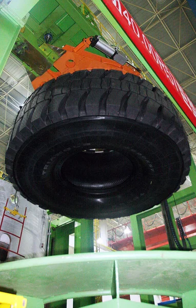 2010年9月6日 中国东部山东省威海市三角集团轮胎厂的一个机器人手臂举起一个巨大的轮胎 — 图库照片