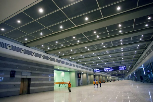 Chinesische Arbeiter Gehen Einen Langen Korridor Entlang Shanghai Hongqiao Bahnhof — Stockfoto