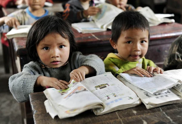 Los Alumnos Chinos Leyeron Sus Libros Texto Durante Una Clase — Foto de Stock