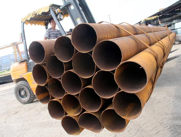 Trabajador Chino Conduce Una Carretilla Elevadora Para Transportar Tuberías Acero — Foto de Stock