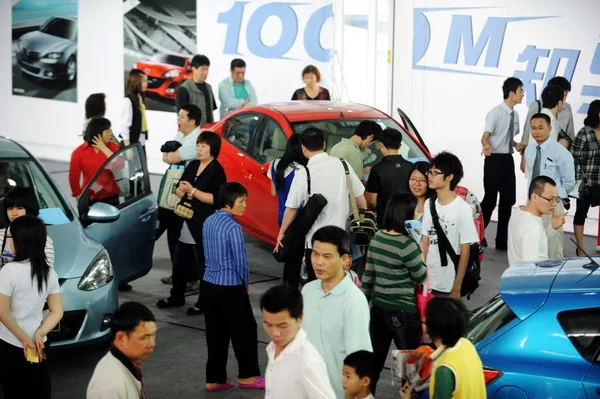 Los Compradores Automóviles Chinos File Miran Los Coches Durante Festival — Foto de Stock