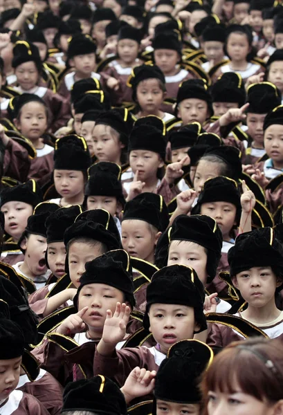 Schüler Der Klasse Traditionellen Chinesischen Studentenuniformen Während Der Ersten Schreibzeremonie — Stockfoto