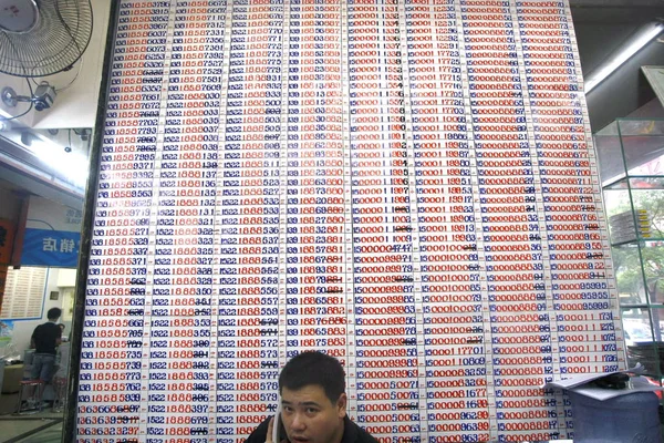 Ένας Κινέζος Προμηθευτής Πουλάει Αριθμούς Κινητού Τηλεφώνου Μια Αγορά Κινητού — Φωτογραφία Αρχείου