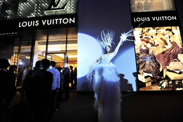 A visitor looks at handbags on display during the Louis Vuitton Voyages  exhibition at the National Museum of China in Beijing, China, 31 May 2011.  A Stock Photo - Alamy